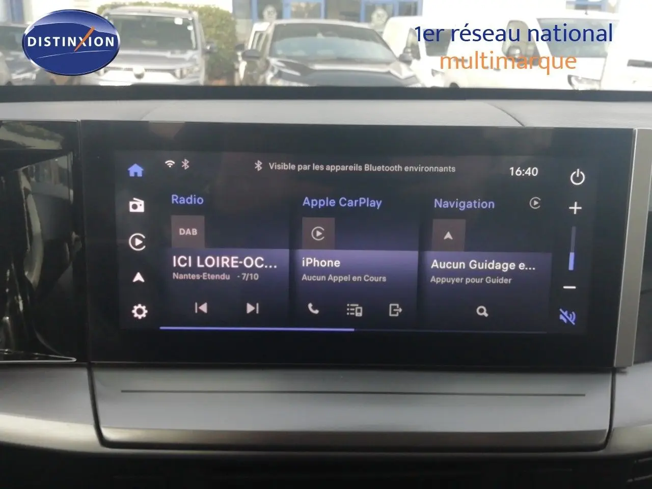 Vue intérieure centrée sur l’écran tactile multimédia de l’Opel Frontera 2025, affichant Apple CarPlay et navigation.
