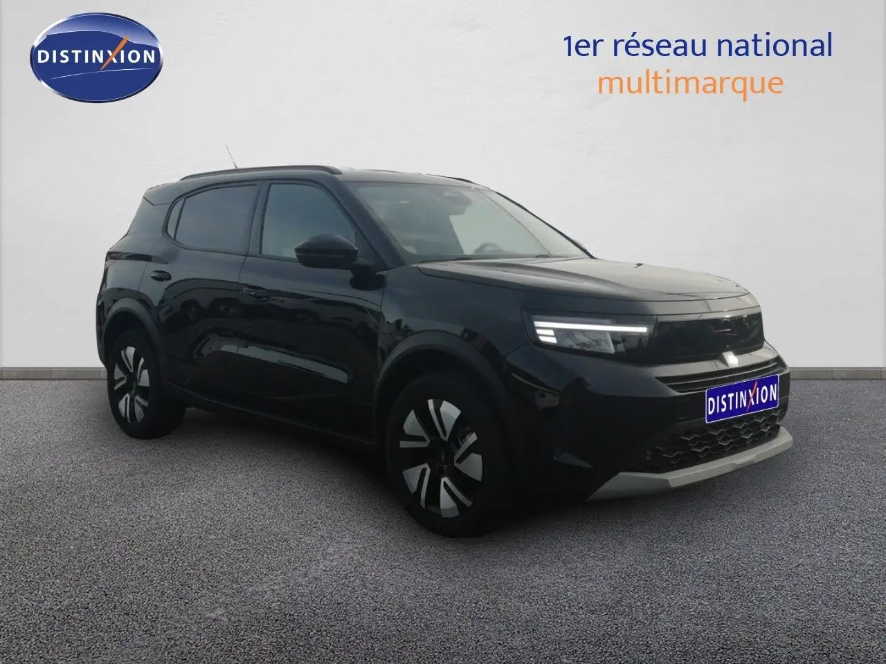 Opel Frontera noir Karbon en 3/4 avant droit, SUV hybride avec jantes bi-ton et calandre moderne.