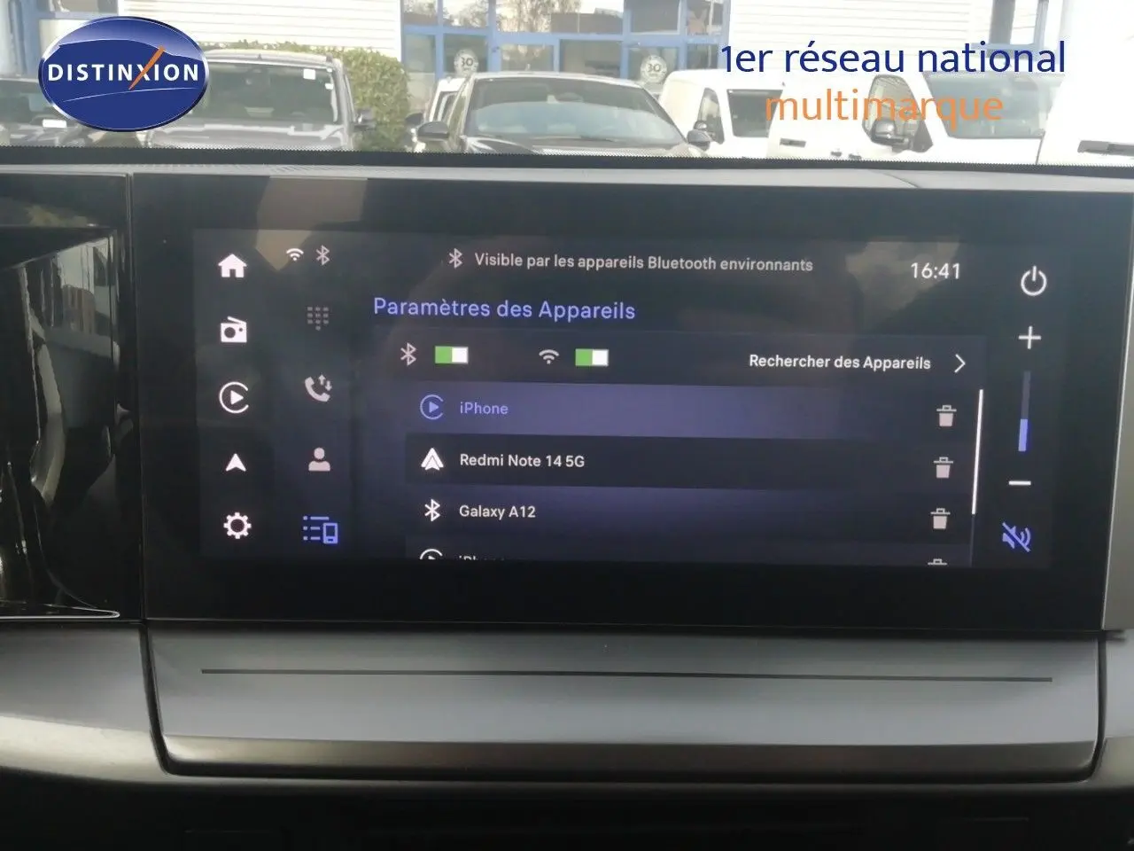 Écran tactile central de l’Opel Frontera 2025 affichant les paramètres Bluetooth, intérieur noir.