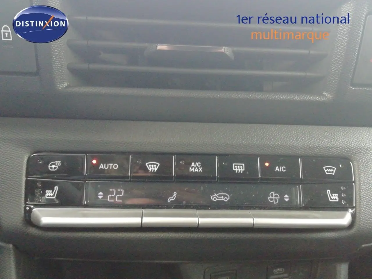 Vue rapprochée de la commande de climatisation automatique sur tableau de bord noir d’Opel Frontera 2025.