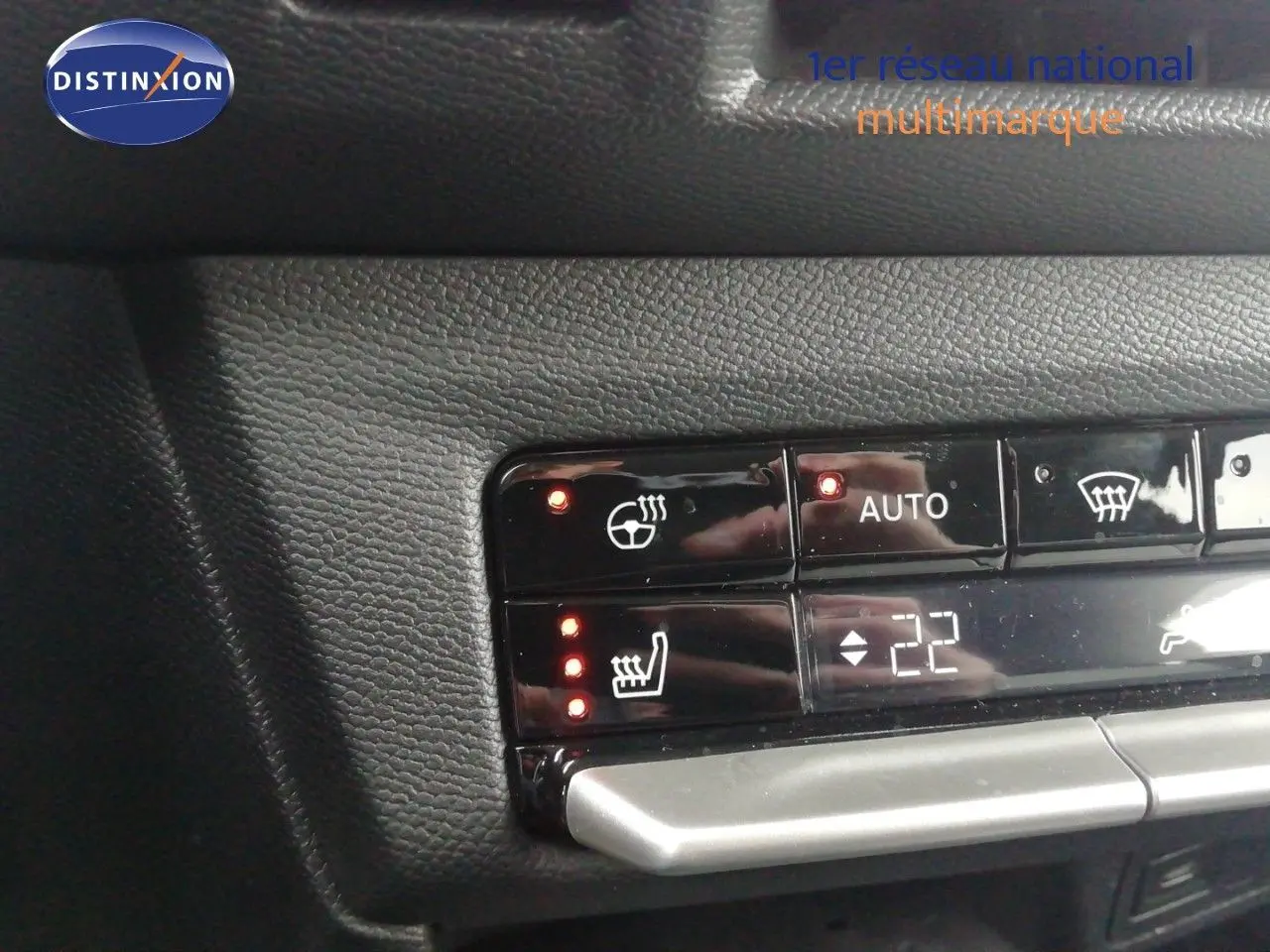 Gros plan sur les commandes de climatisation et sièges chauffants dans l’habitacle noir de l’Opel Frontera 2025.