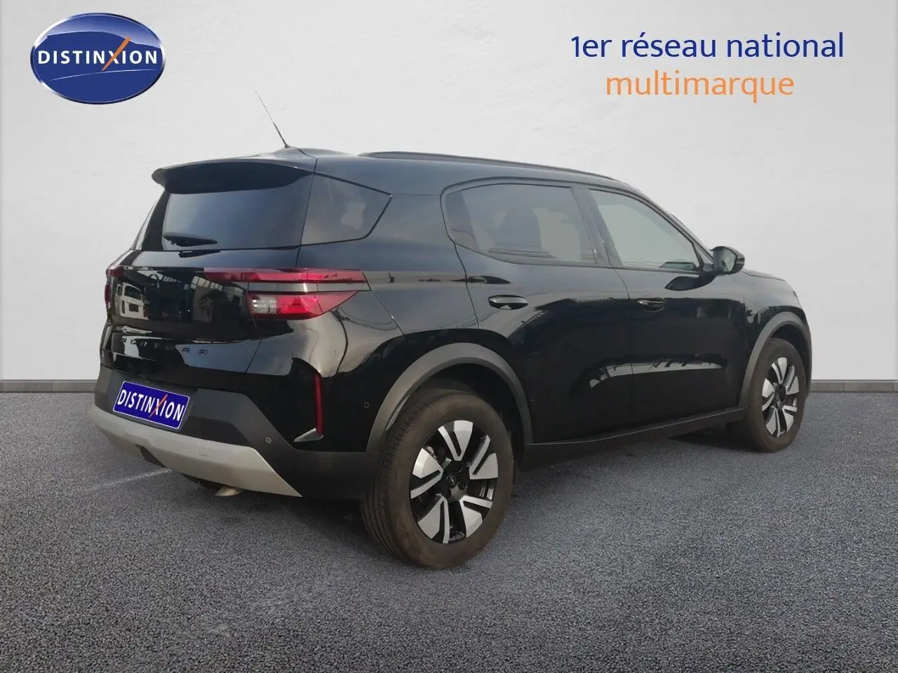 Opel Frontera noir karbon en 3/4 arrière droit, SUV compact avec feux arrière LED et jantes bi-ton.