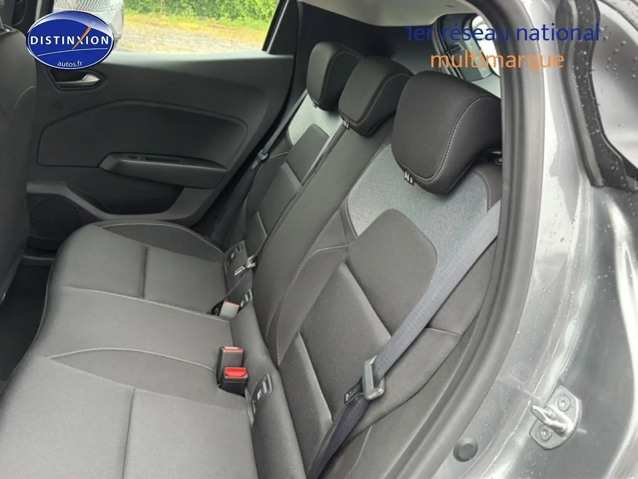Banquette arrière vue côté droit de la Renault Clio V gris schiste avec ceintures et fixations Isofix visibles.
