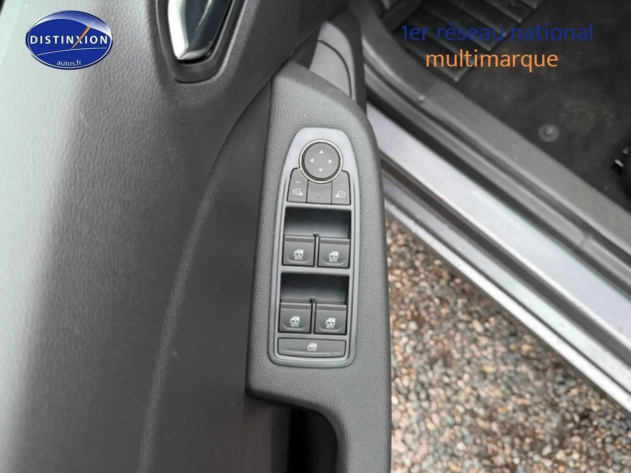 Commande des vitres et rétroviseurs côté gauche sur porte ouverte d’une Renault Clio V gris schiste 2026.
