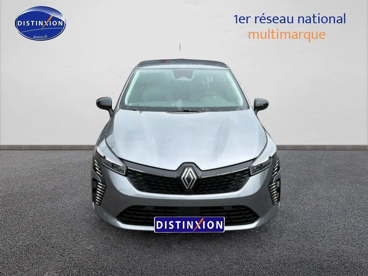 Renault Clio V gris schiste vue de face, mettant en valeur sa calandre noire et ses feux LED verticaux.