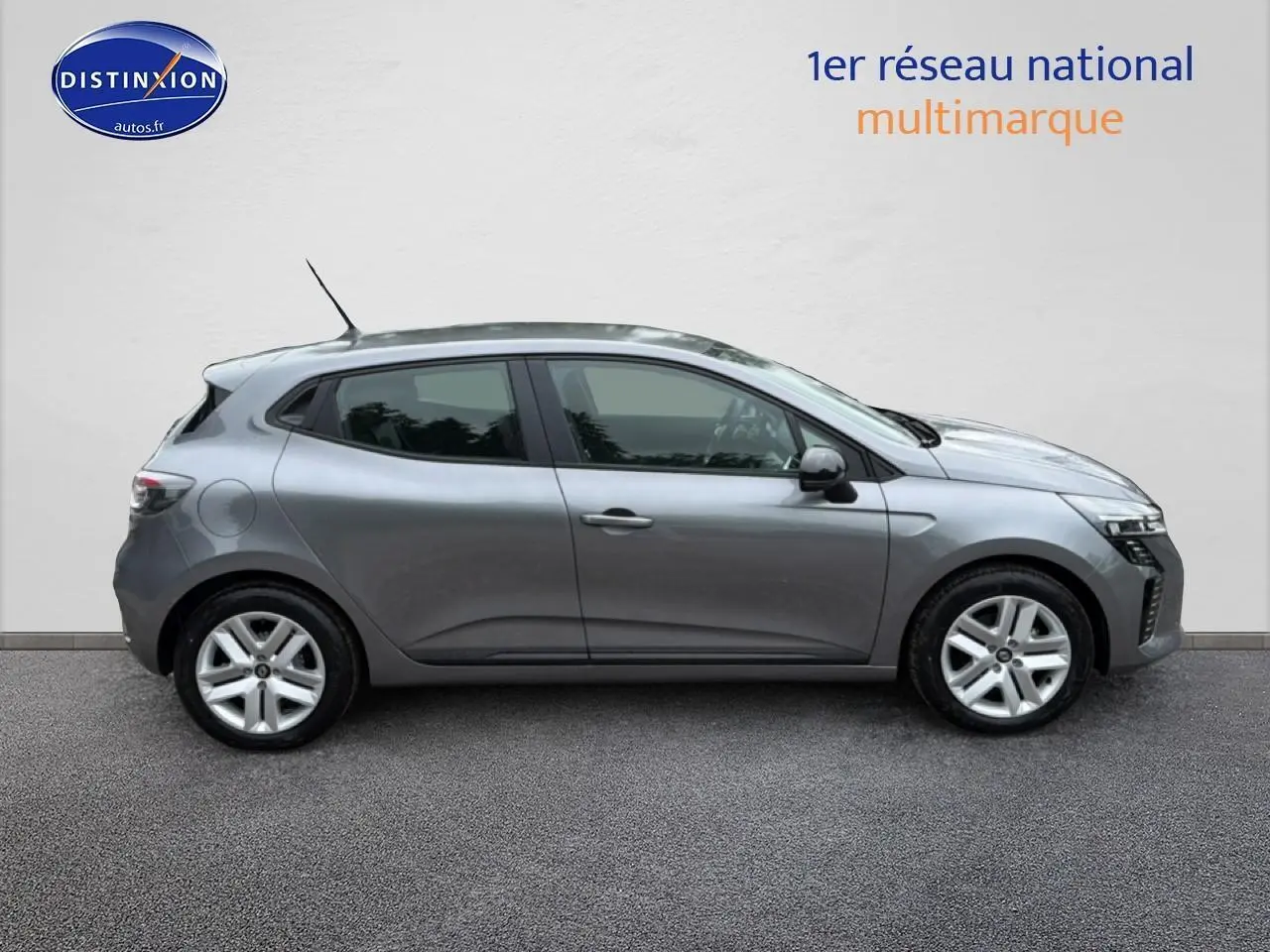 Profil côté gauche de la Renault Clio V gris schiste 2026 avec jantes alliage et poignées ton carrosserie.