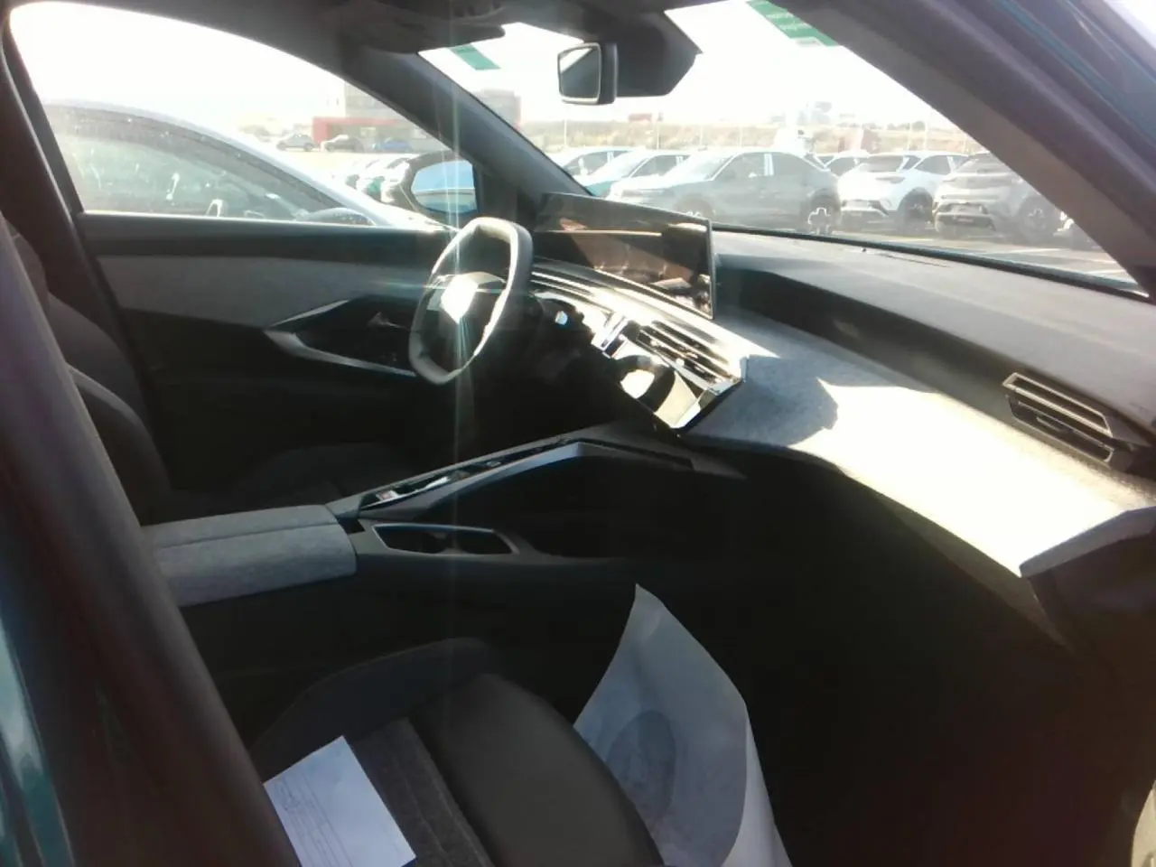Vue intérieure côté conducteur du Peugeot 5008 2025, avec tableau de bord moderne et écran panoramique flottant.