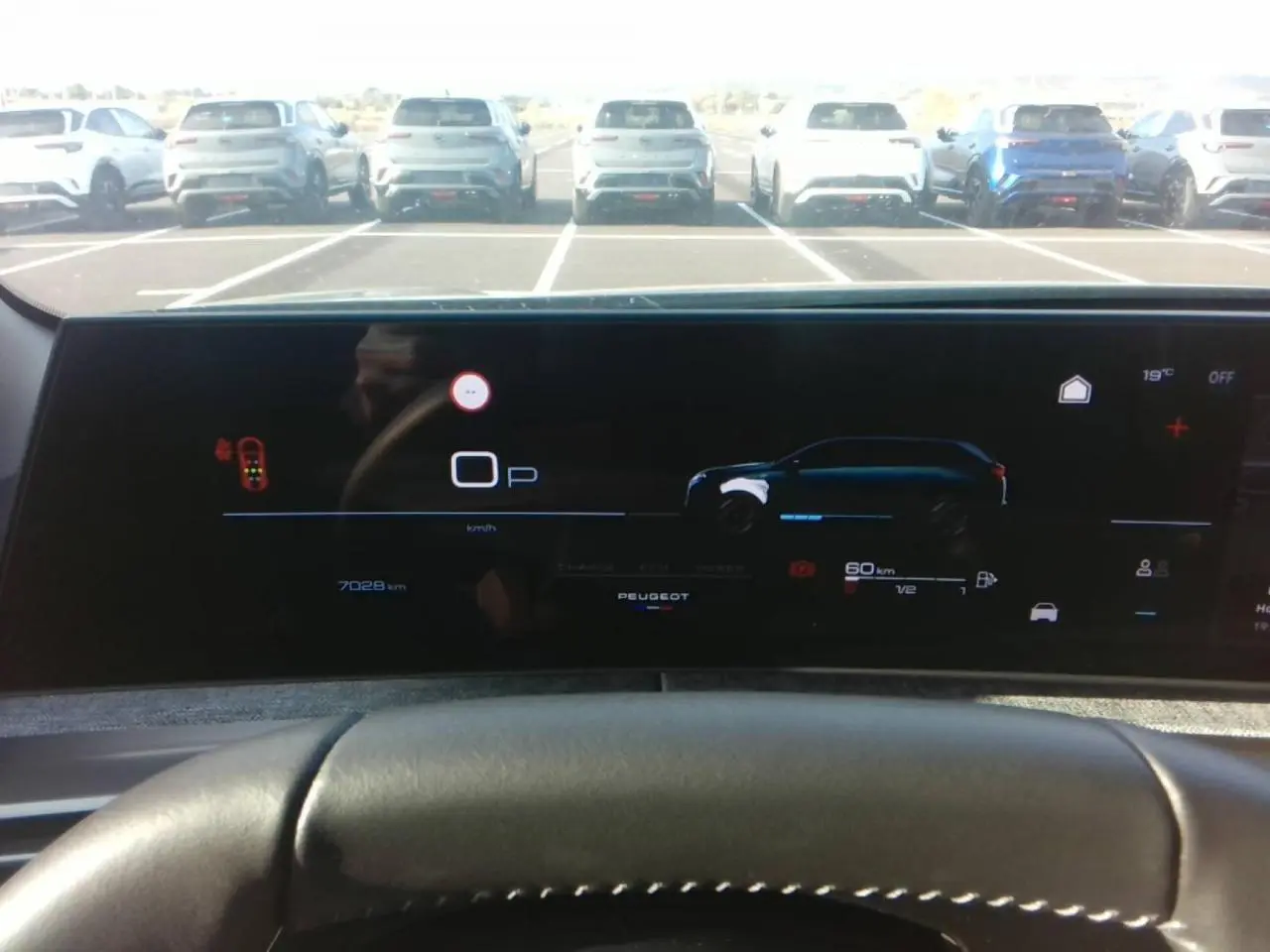 Vue intérieure du tableau de bord numérique du Peugeot 5008 Hybrid 2025, affichant l'interface de conduite et l'autonomie électrique.
