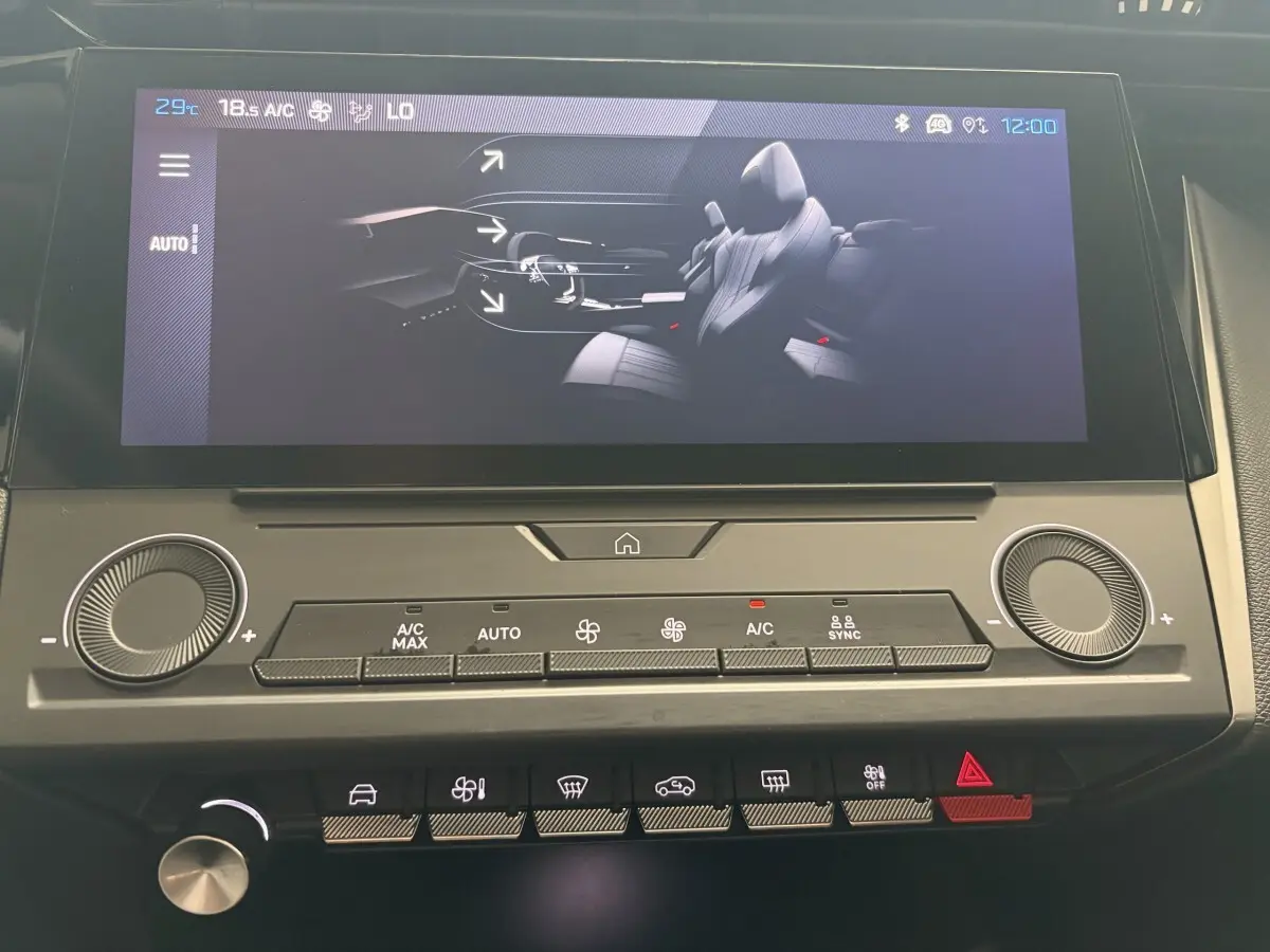 Écran tactile central et commandes climatisation de la Peugeot 308 blanche 2024, vue intérieure frontale.