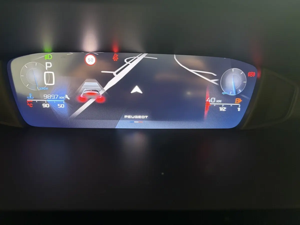 Affichage numérique du combiné instruments de la Peugeot 308 blanc, avec indication vitesse, navigation et jauges moteur.