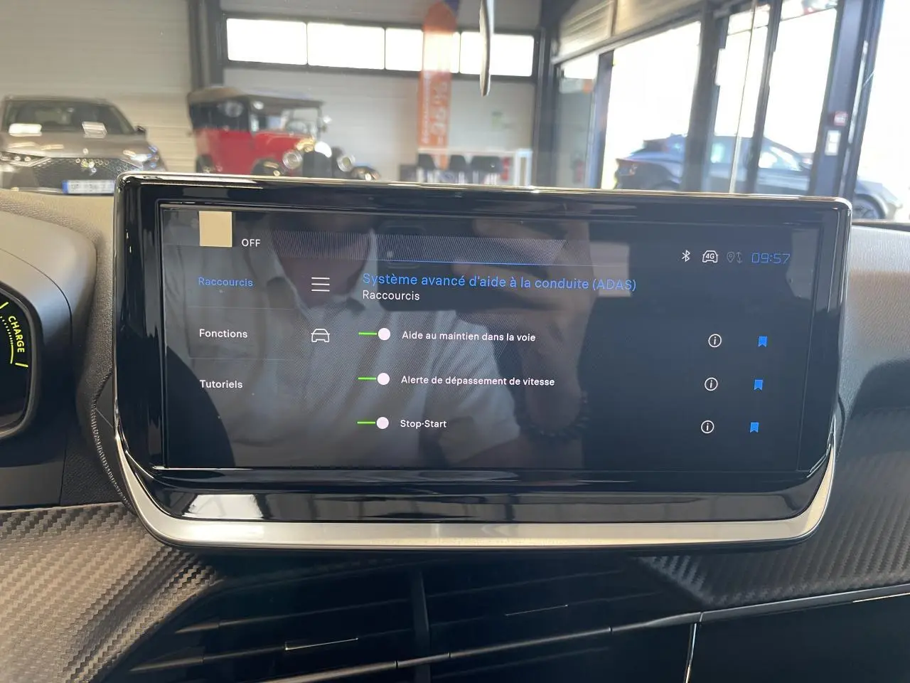 Écran tactile 10 pouces du Peugeot 2008 blanc, affichant les aides à la conduite dans un intérieur avec décor carbone.