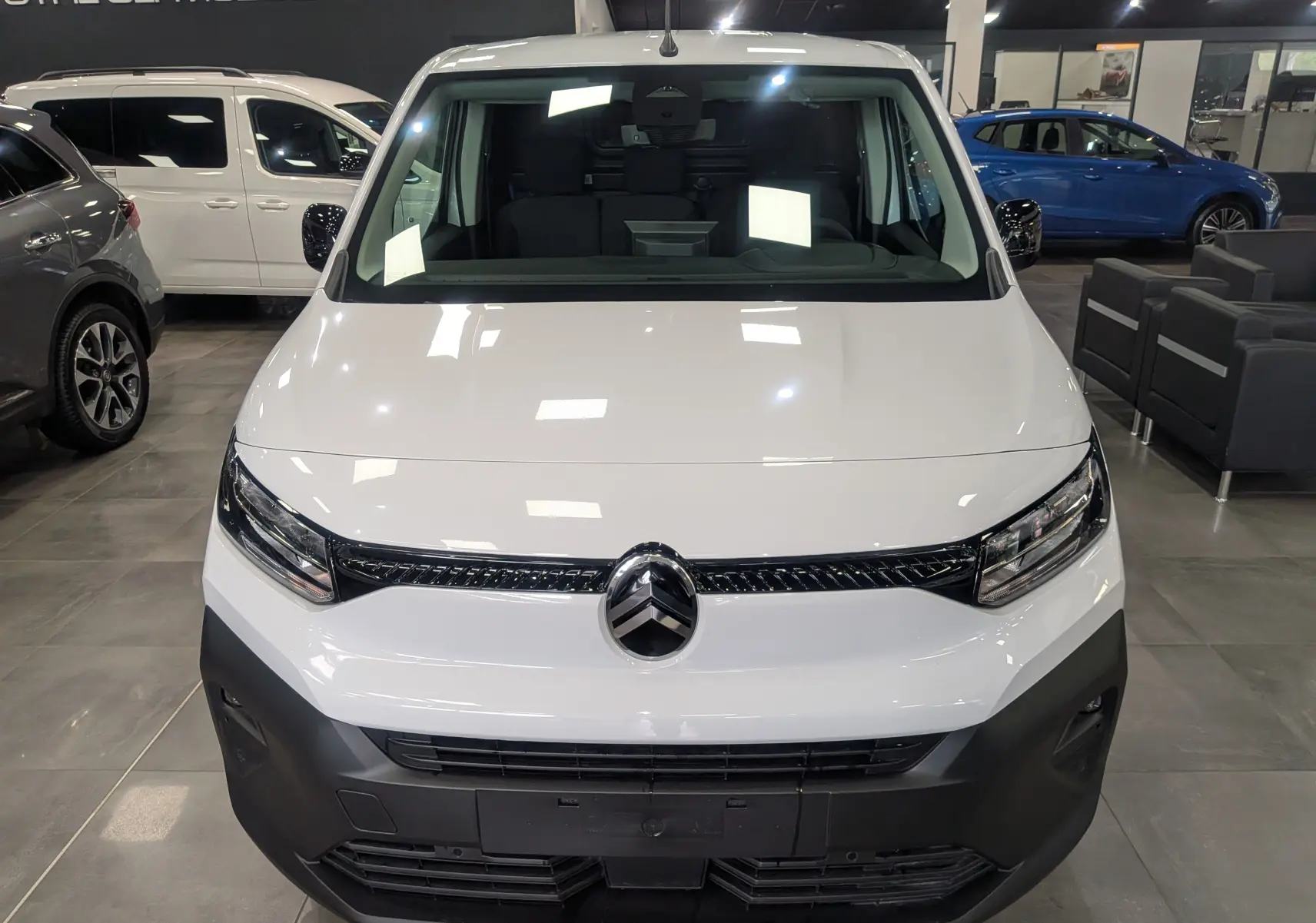 Vue frontale d'un Citroën Berlingo blanc 2025 avec calandre noire et logo Citroën proéminent au centre.