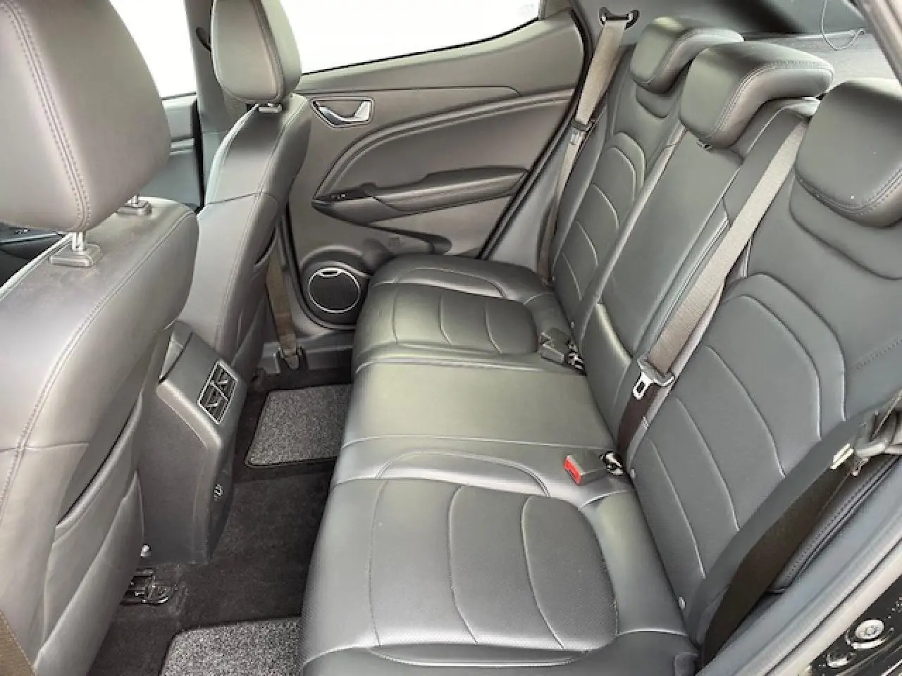 Vue intérieure côté droit des sièges arrière en similicuir noir du SERES 3 Luxury 2022 avec ceintures et appuie-têtes.