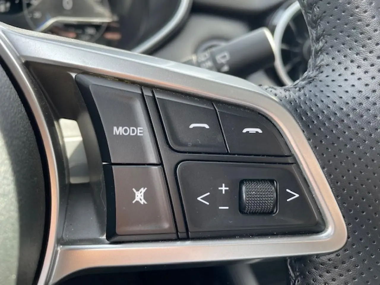 Gros plan sur les commandes multifonctions noires du volant cuir perforé du SERES 3 Luxury noir métal 2022.