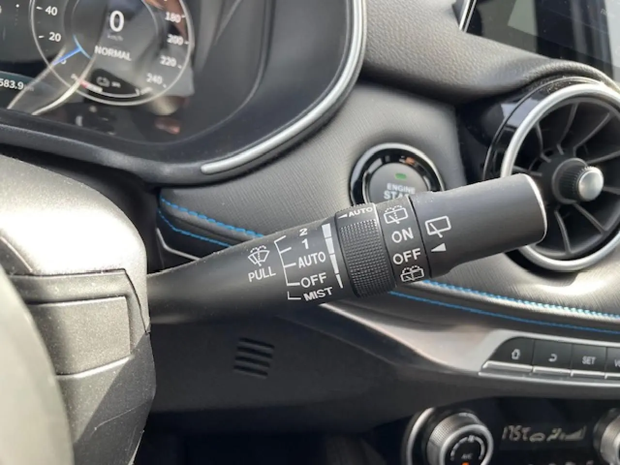 Gros plan sur la commande d'essuie-glace avec tableau de bord et détails intérieurs bleu sur SERES 3 Luxury noir métal 2022.