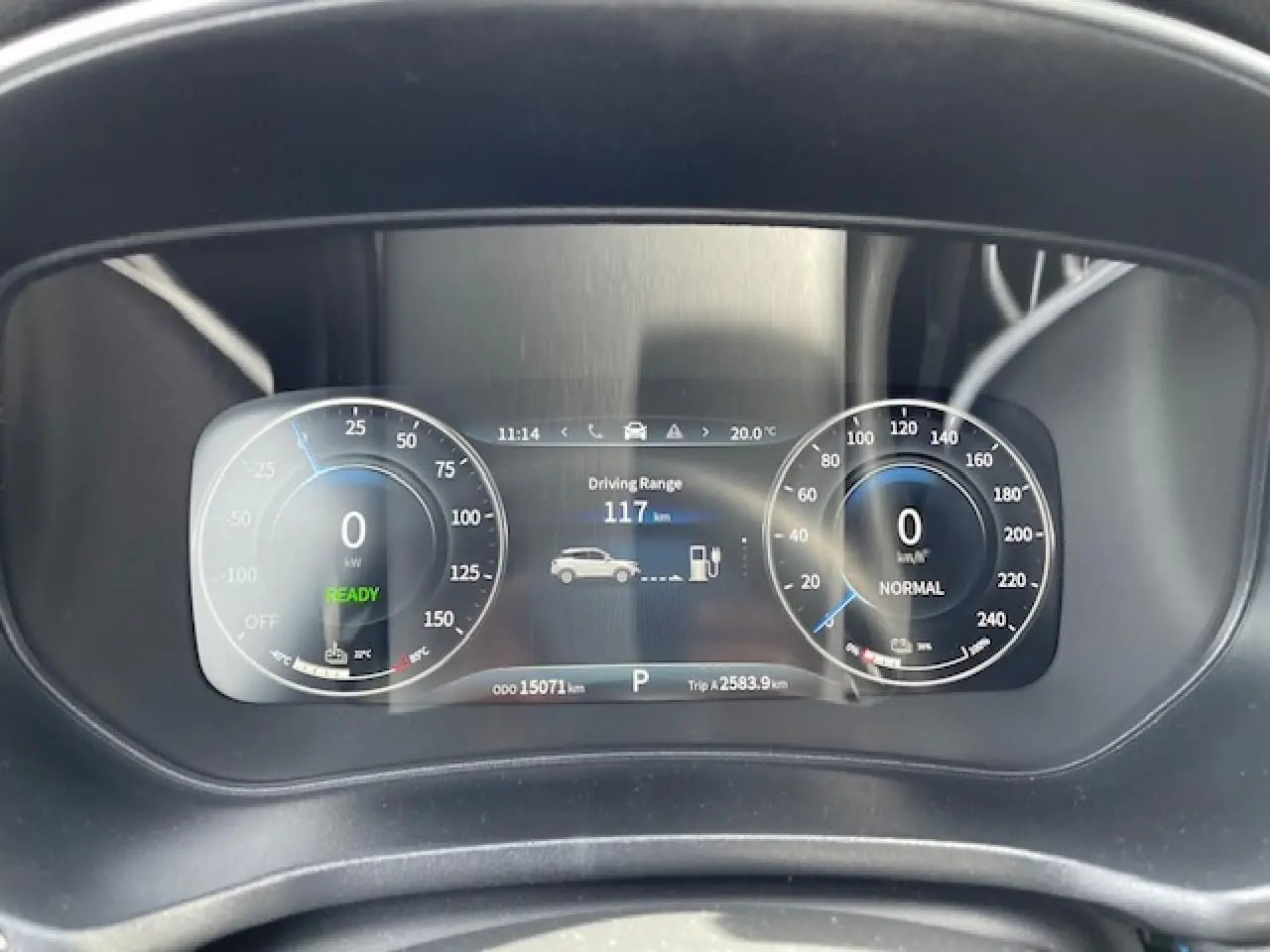 Tableau de bord numérique du SERES 3 Luxury noir, affichant autonomie 117 km et vitesse à zéro, vue frontale rapprochée.