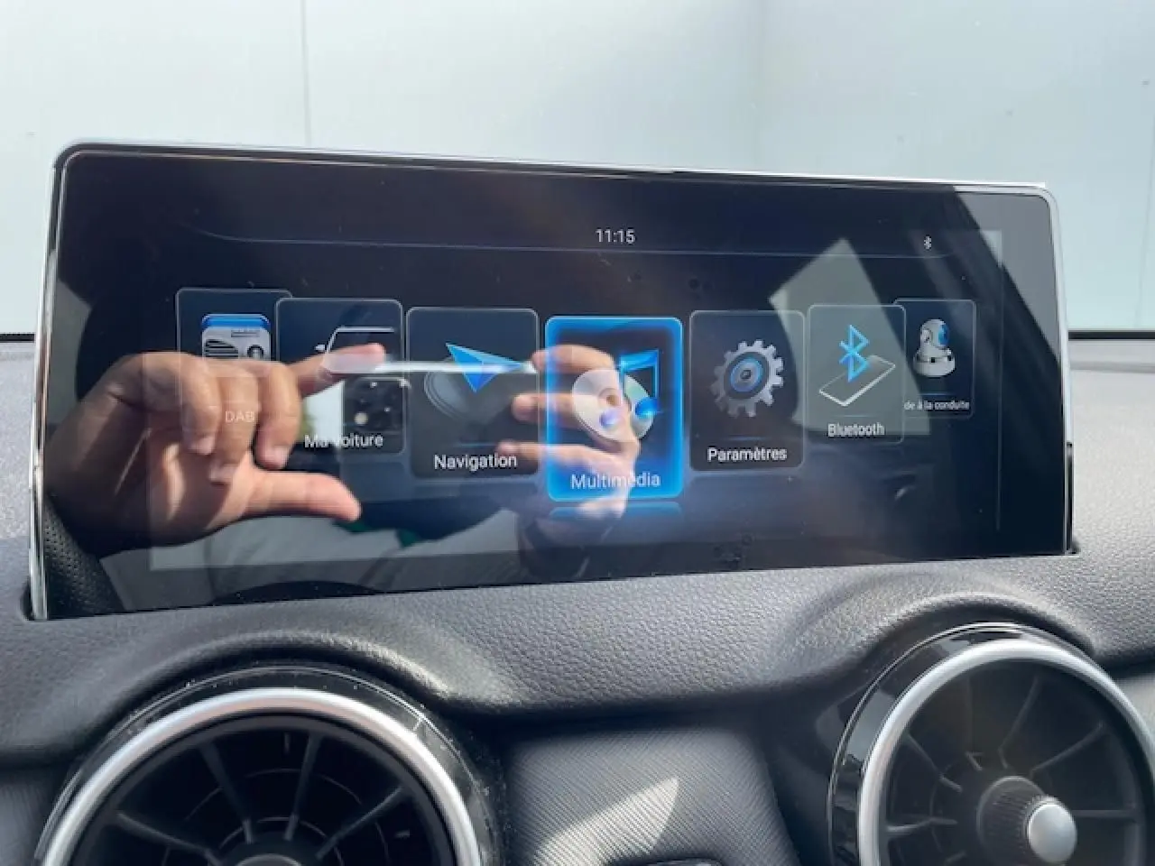 Écran tactile multimédia du tableau de bord du SERES 3 Luxury noir métal, avec commandes de navigation et Bluetooth visibles.
