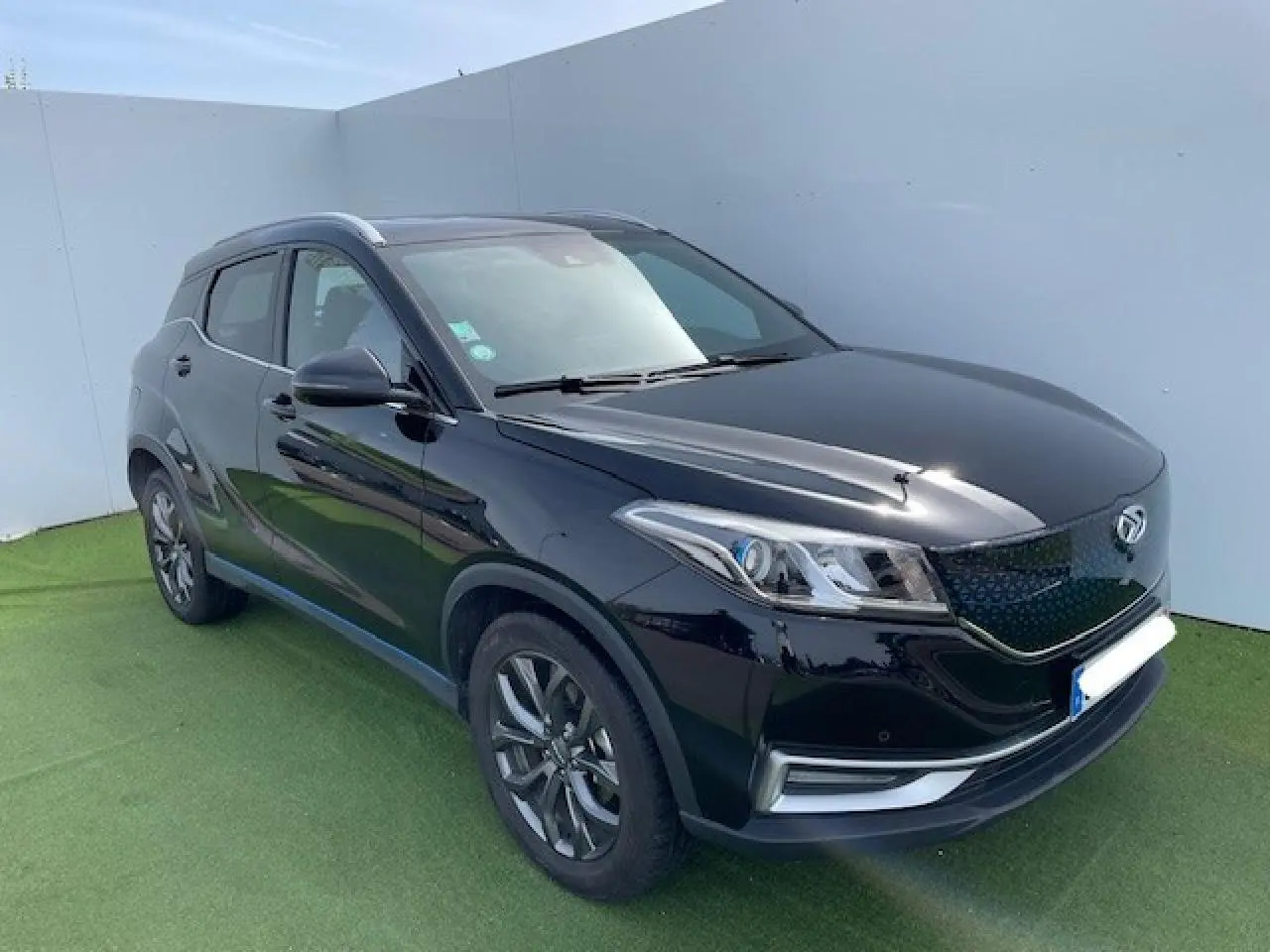 Vue 3/4 avant droite du SUV électrique SERES 3 Luxury noir métal avec jantes aluminium et toit panoramique.