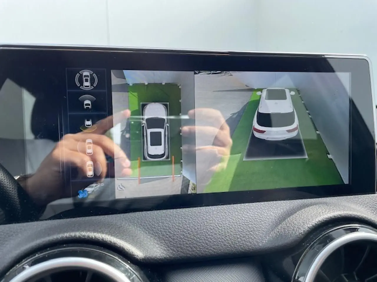 Écran tactile du tableau de bord montrant la caméra 360° d'une SERES 3 noire en vue aérienne et arrière.