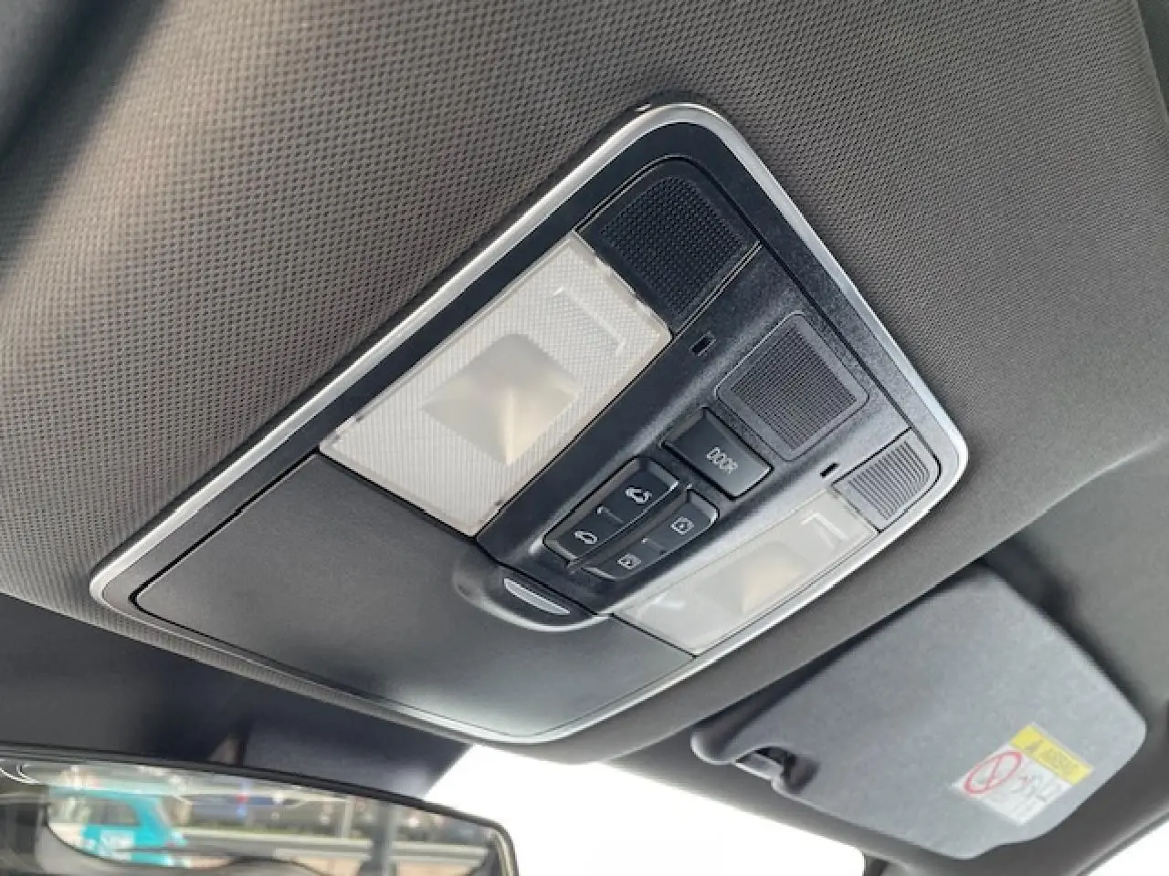 Plafonnier intérieur avec commandes d'éclairage et toit noir du SERES 3 Luxury 2022 visible depuis l'avant.