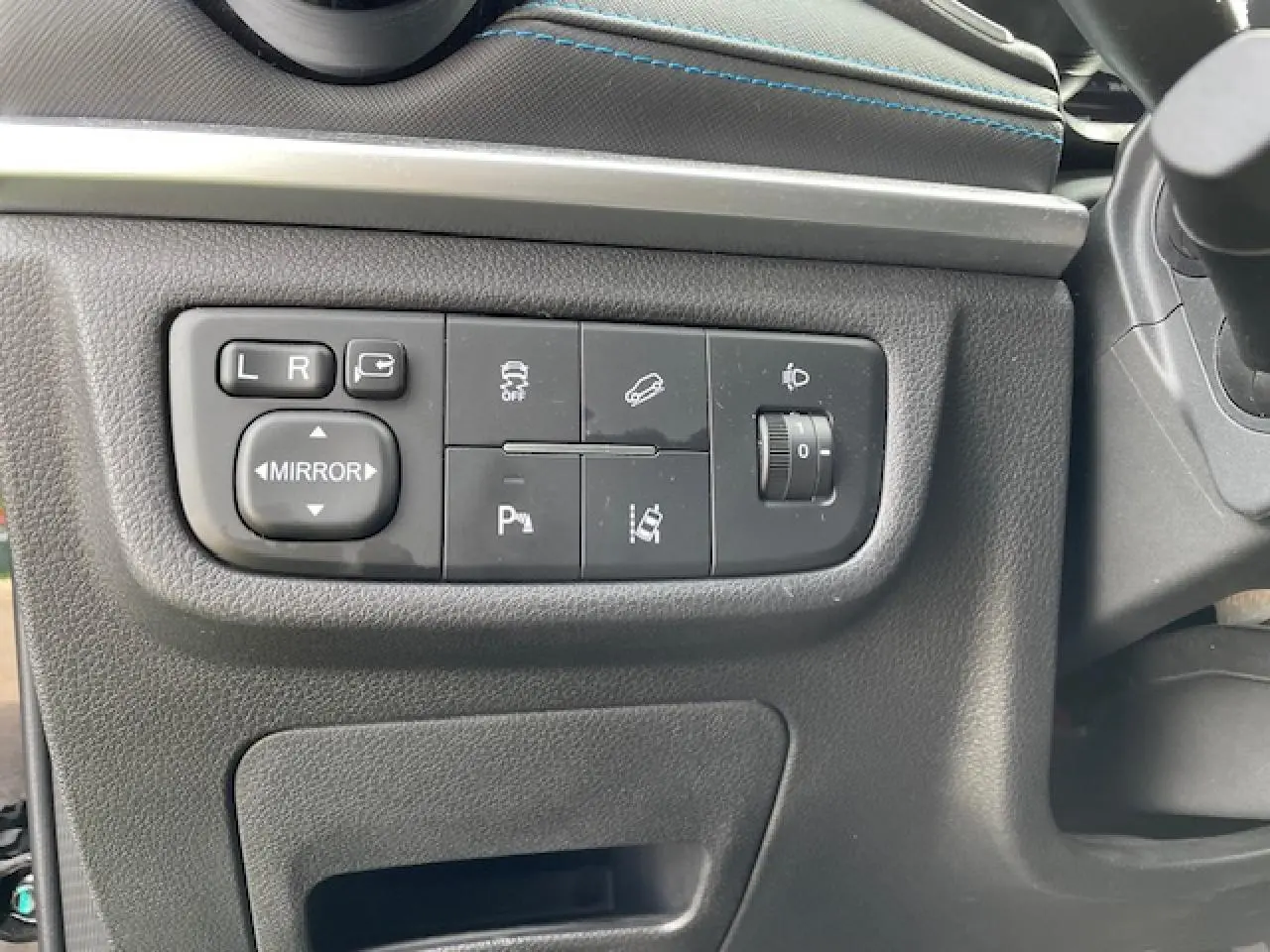 Panneau de commandes côté gauche du tableau de bord du SERES 3 Luxury noir métal, avec réglages des rétroviseurs et aides à la conduite.