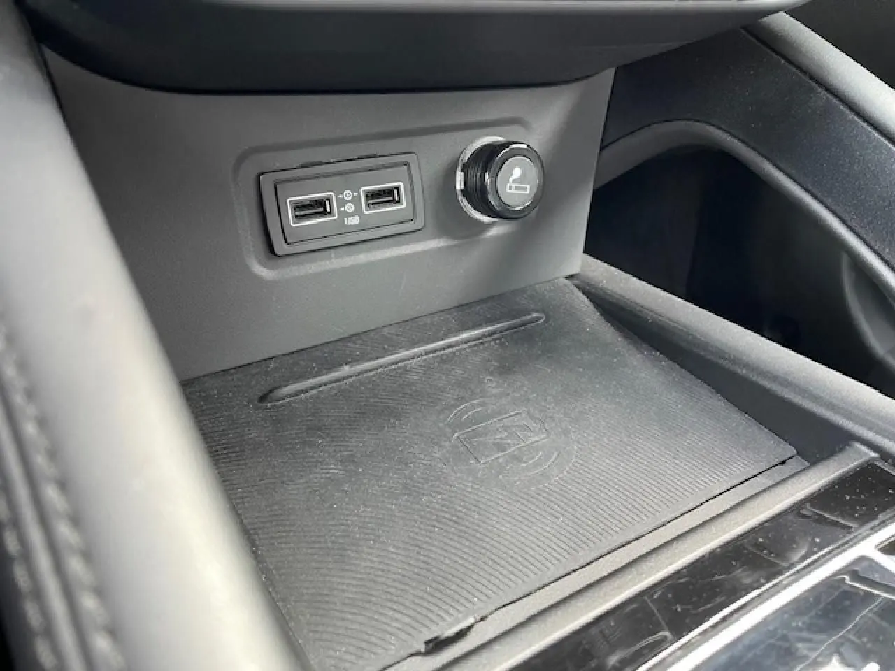 Prise USB double et allume-cigare dans la console centrale du SERES 3 Luxury noir métal 2022.