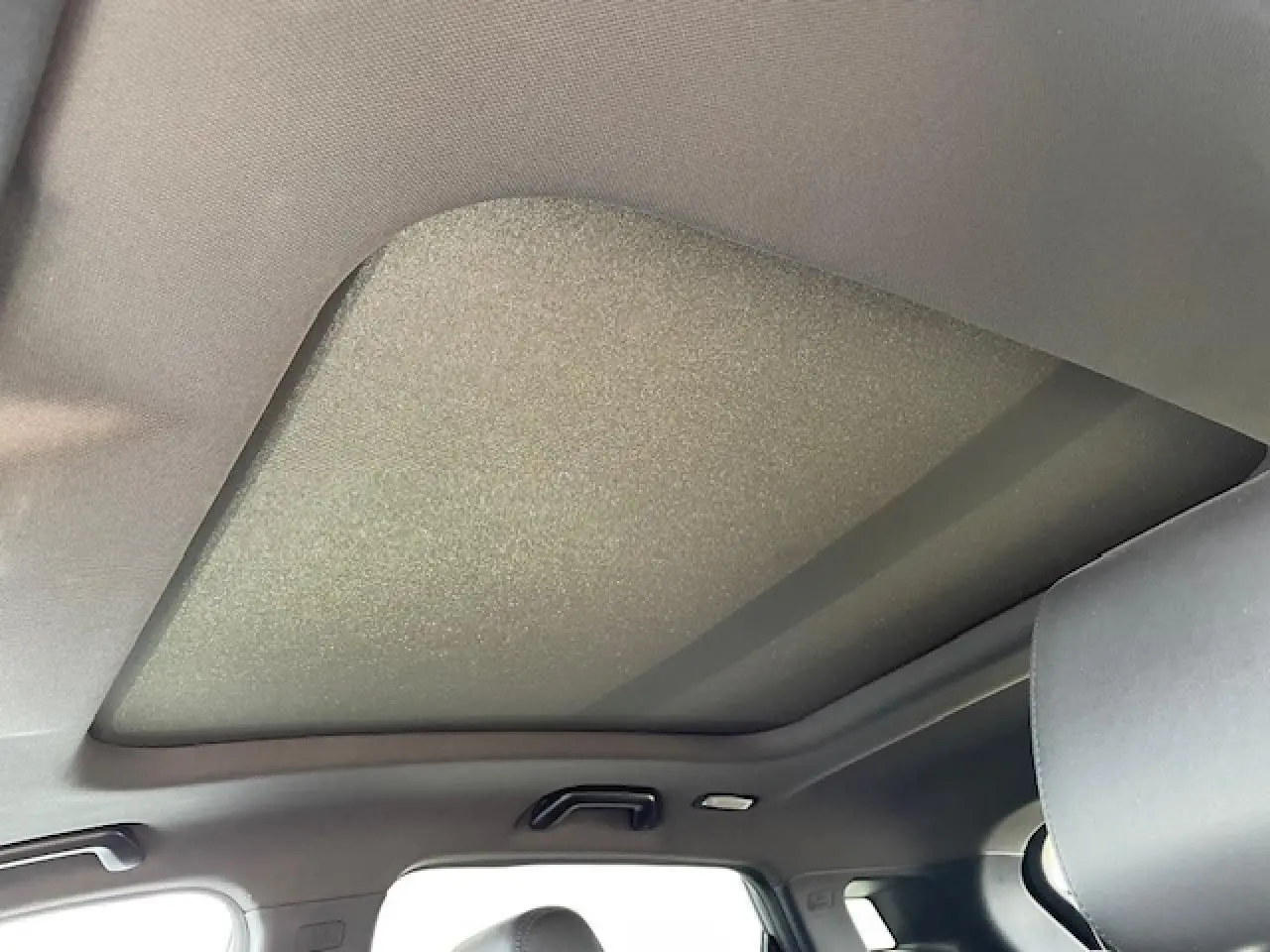 Toit panoramique fermé vu de l'intérieur arrière droit du SERES 3 Luxury noir métal 2022 électrique.