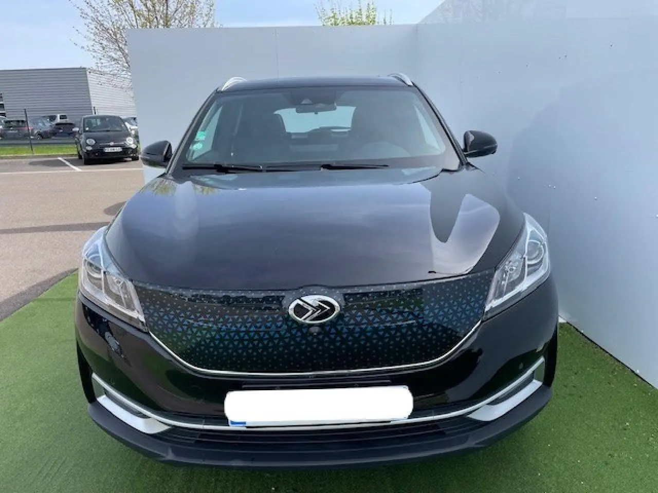 Vue avant d'un SUV électrique SERES 3 Luxury noir métal avec calandre à motif triangulaire et phares LED.