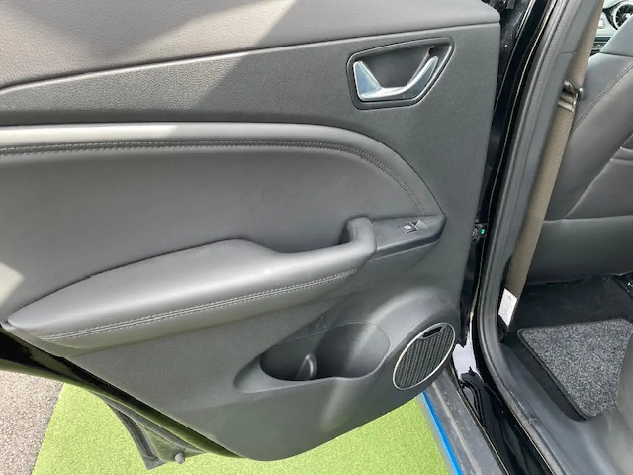 Détail de la porte arrière gauche noire métal du SERES 3 Luxury 2022 avec accoudoir et haut-parleur intégré.