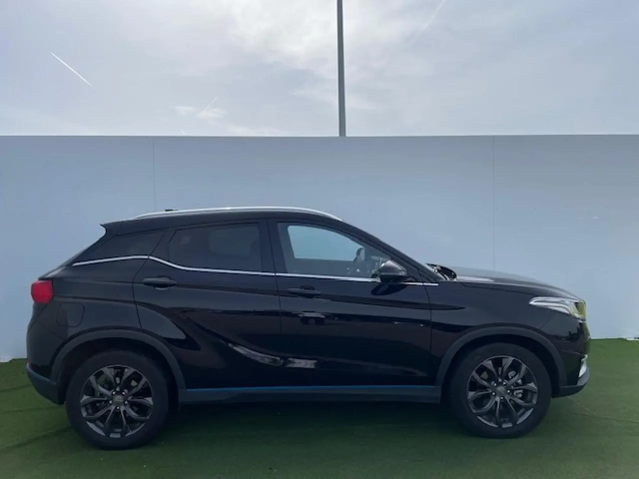 Profil côté gauche du SUV électrique SERES 3 Luxury 2022 en noir métal avec jantes alliage 18 pouces.