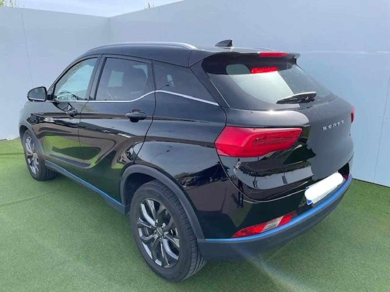 Vue 3/4 arrière droit du SUV électrique SERES 3 Luxury noir métal avec jantes alu 18 pouces et antenne requin.