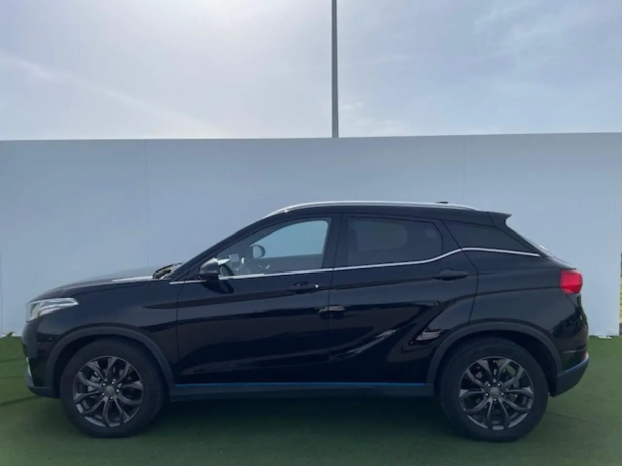 Vue de profil côté gauche du SUV électrique SERES 3 Luxury noir métal avec jantes aluminium 18 pouces.