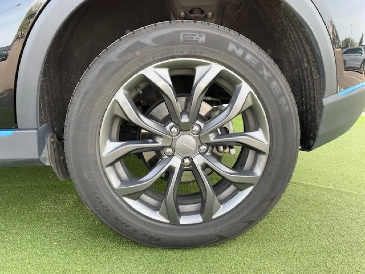 Gros plan sur la jante aluminium 18 pouces côté droit du SERES 3 Luxury noir métal avec pneu Nexen.