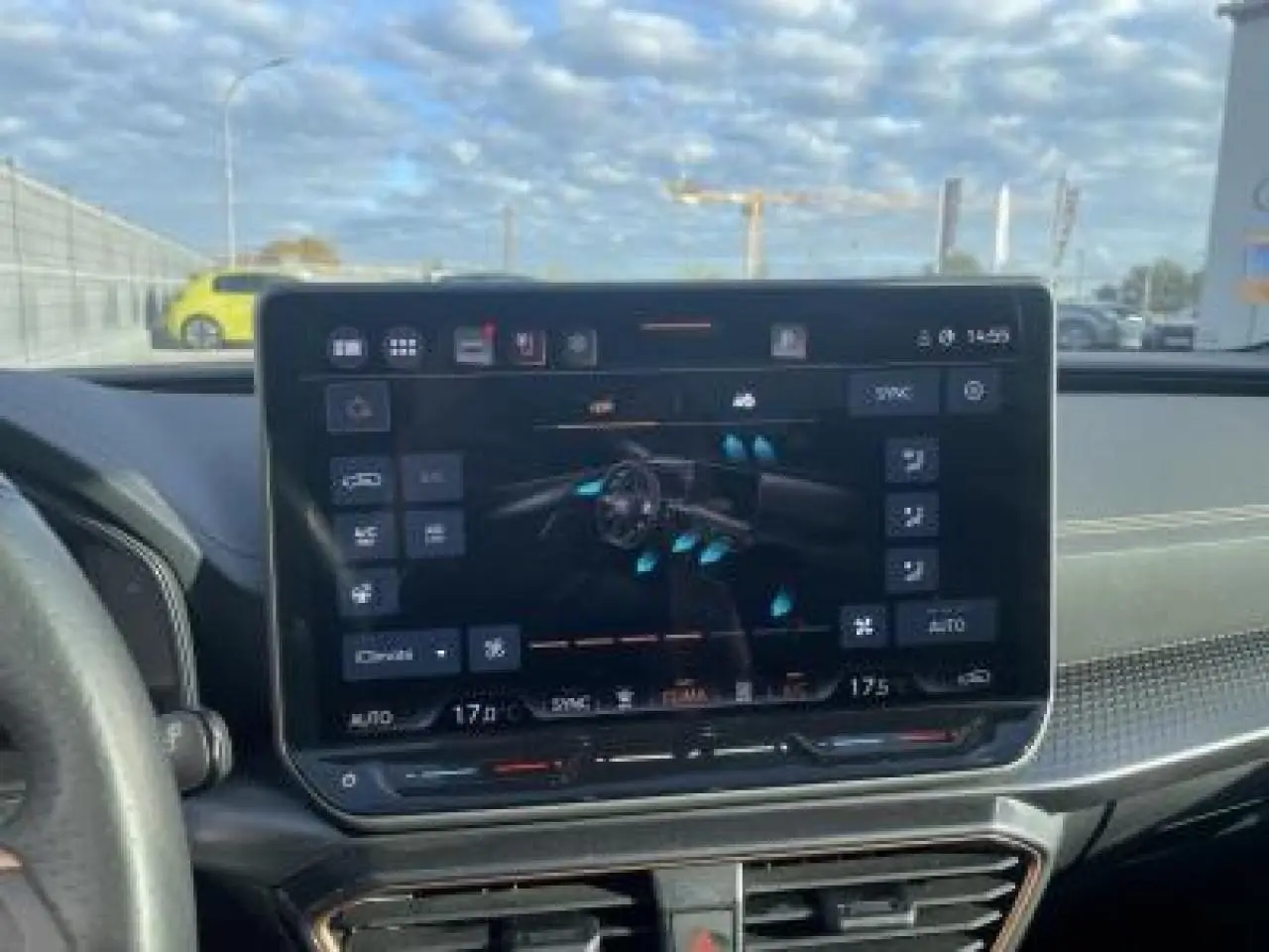 Écran tactile HD 12,9'' du système multimédia dans l'habitacle d'une CUPRA Leon 2025, vue avant centrée.