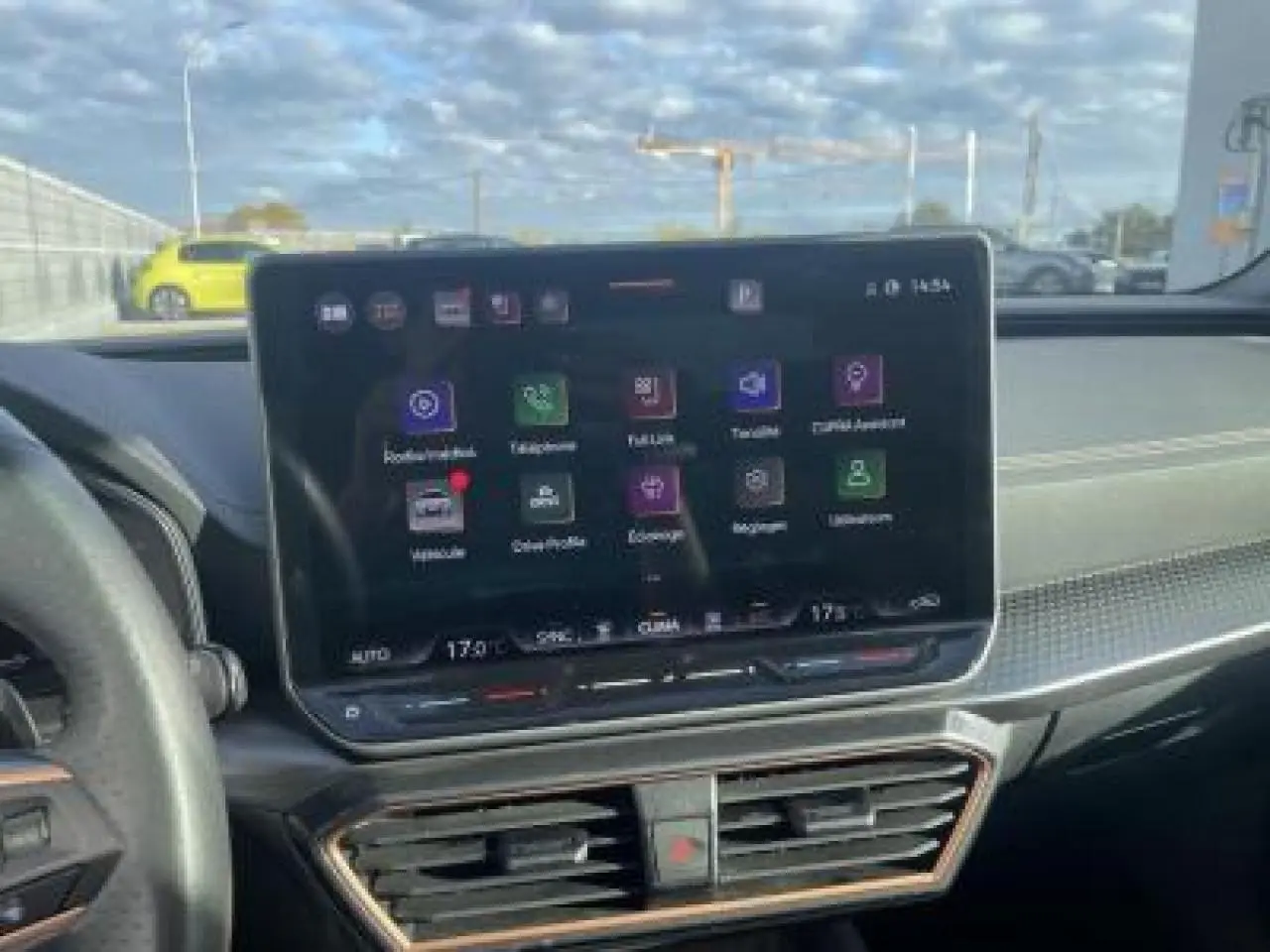 Vue intérieure centrée sur l'écran tactile HD 12,9'' du tableau de bord d'une CUPRA Leon 2025.