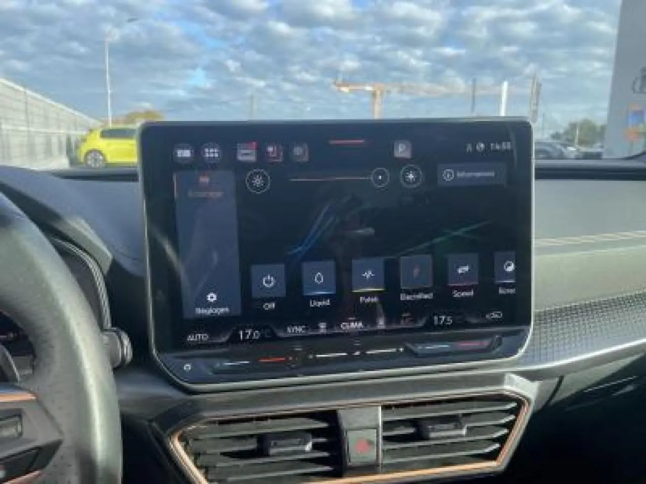 Écran tactile HD 12,9'' du système d'info-divertissement dans l'habitacle d'une CUPRA Leon 2025.