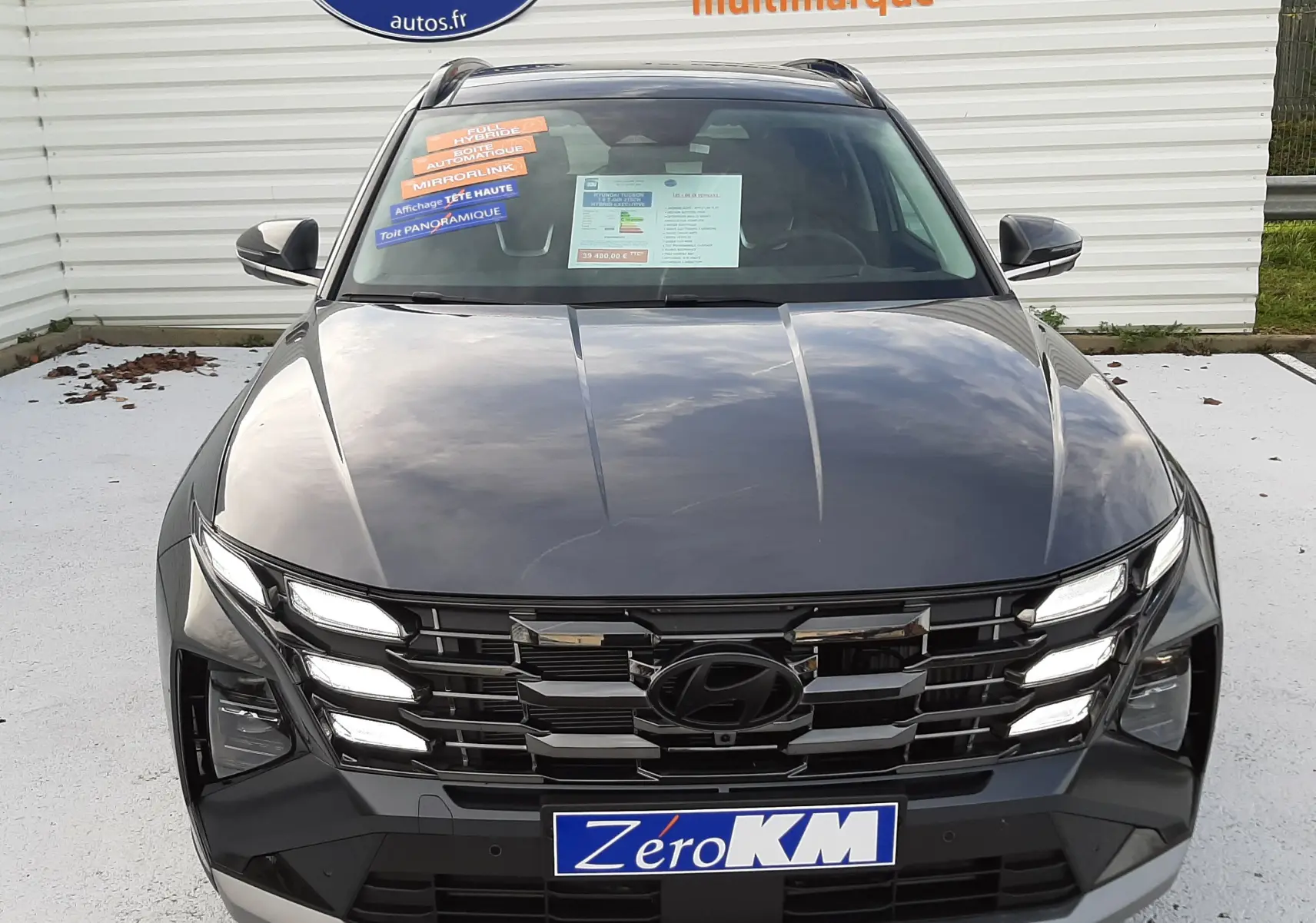 Vue avant d'un Hyundai Tucson 2025 gris Ecotronic avec calandre et phares LED Matrix distinctifs, badge Hyundai visible.