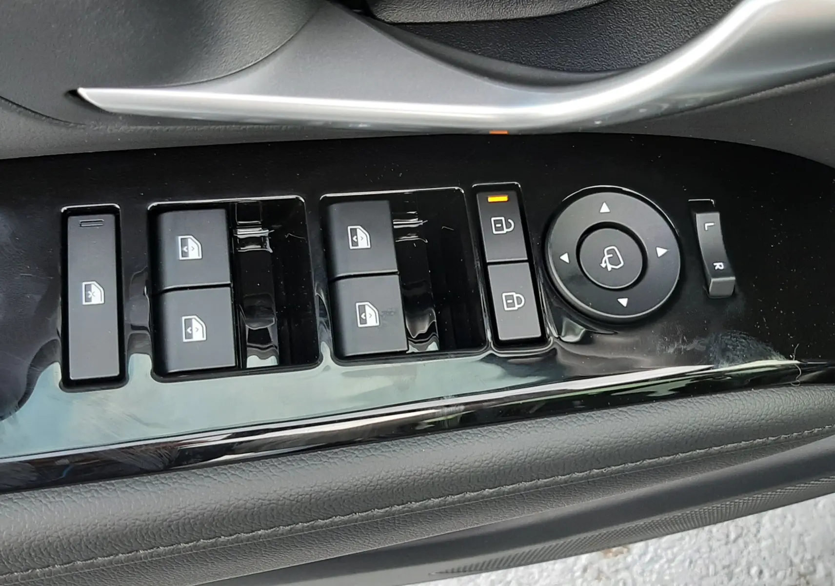 Gros plan sur les commandes de lève-vitres et rétroviseurs côté conducteur d'un Hyundai Tucson 2025 finition Executive.