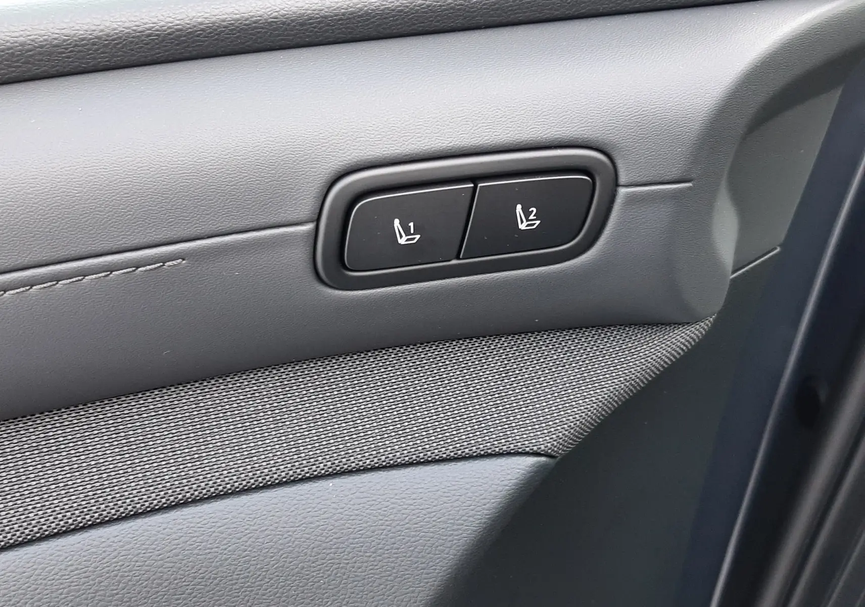 Boutons de mémoire des sièges sur la porte côté conducteur d'un Hyundai Tucson gris Ecotronic 2025.