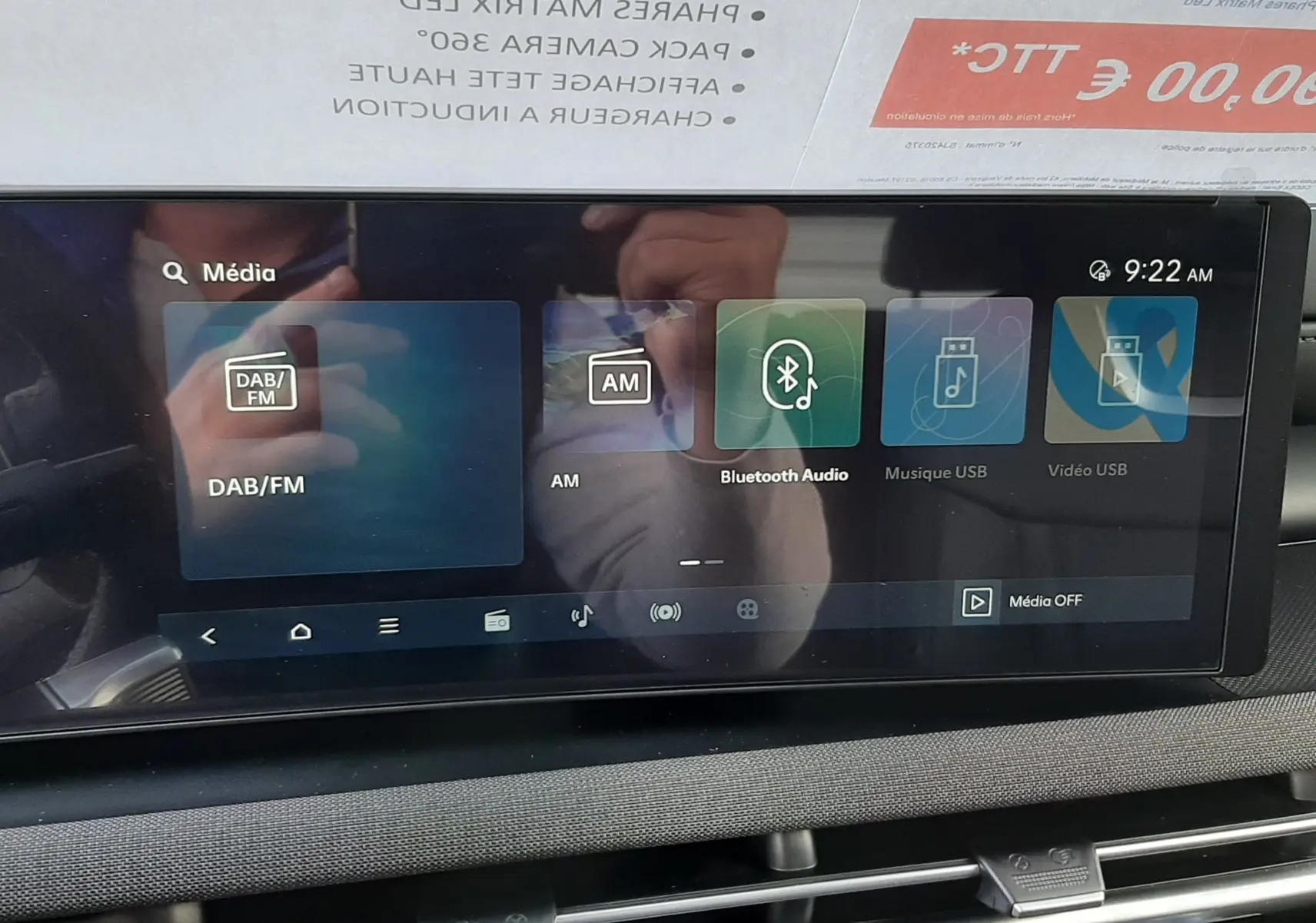 Tableau de bord du Hyundai Tucson 2025 en Ecotronic Grey, écran tactile multimédia avec options audio visibles.