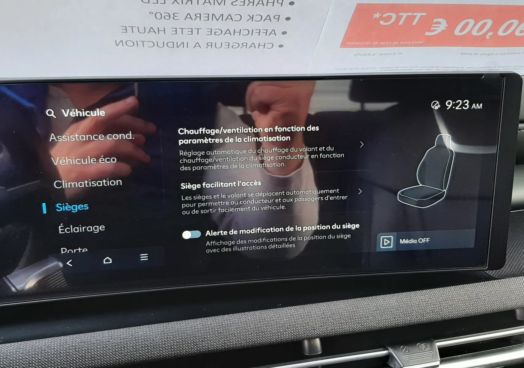 Écran tactile intérieur du Hyundai Tucson 2025 montrant les réglages des sièges avec interface moderne et lisible.