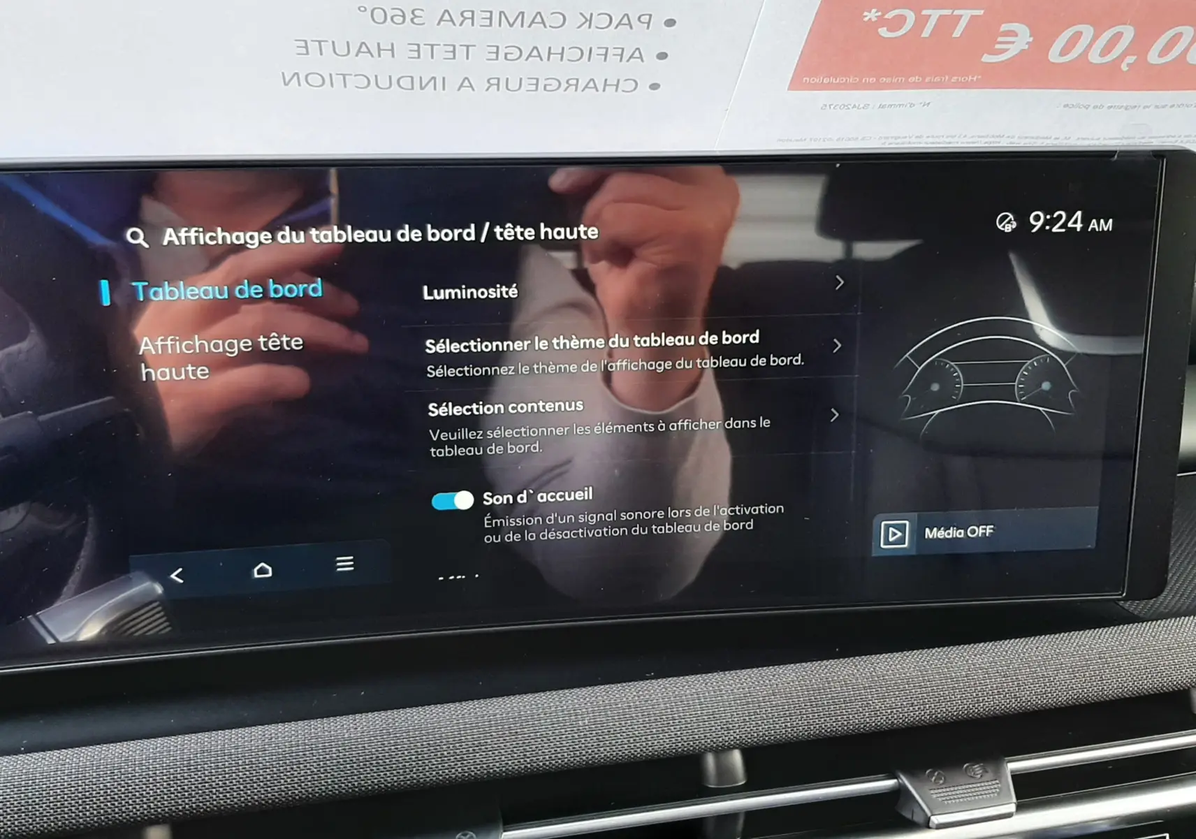 Écran tactile du tableau de bord du Hyundai Tucson 2025, affichant les réglages d'affichage tête haute en intérieur noir.