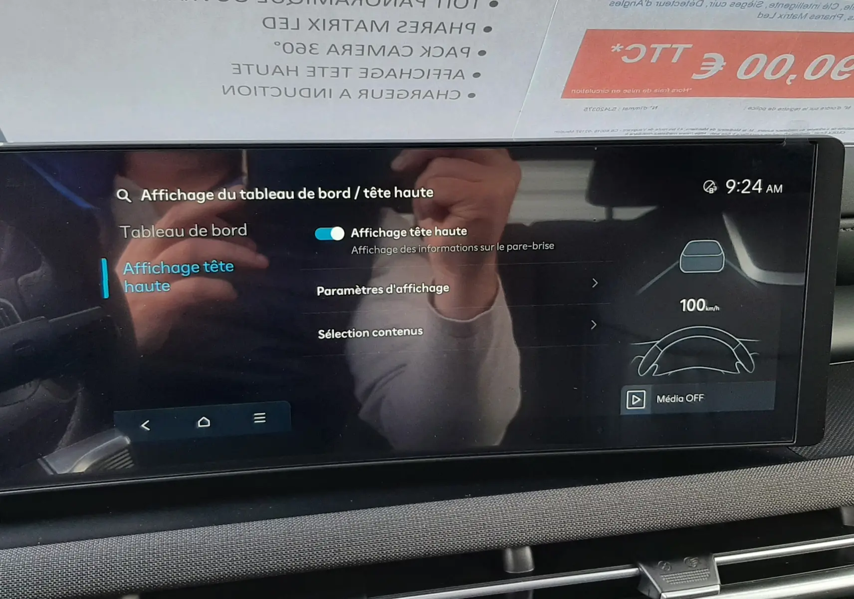 Écran tactile central du Hyundai Tucson 2025 affichant les réglages du tableau de bord tête haute, intérieur noir moderne.