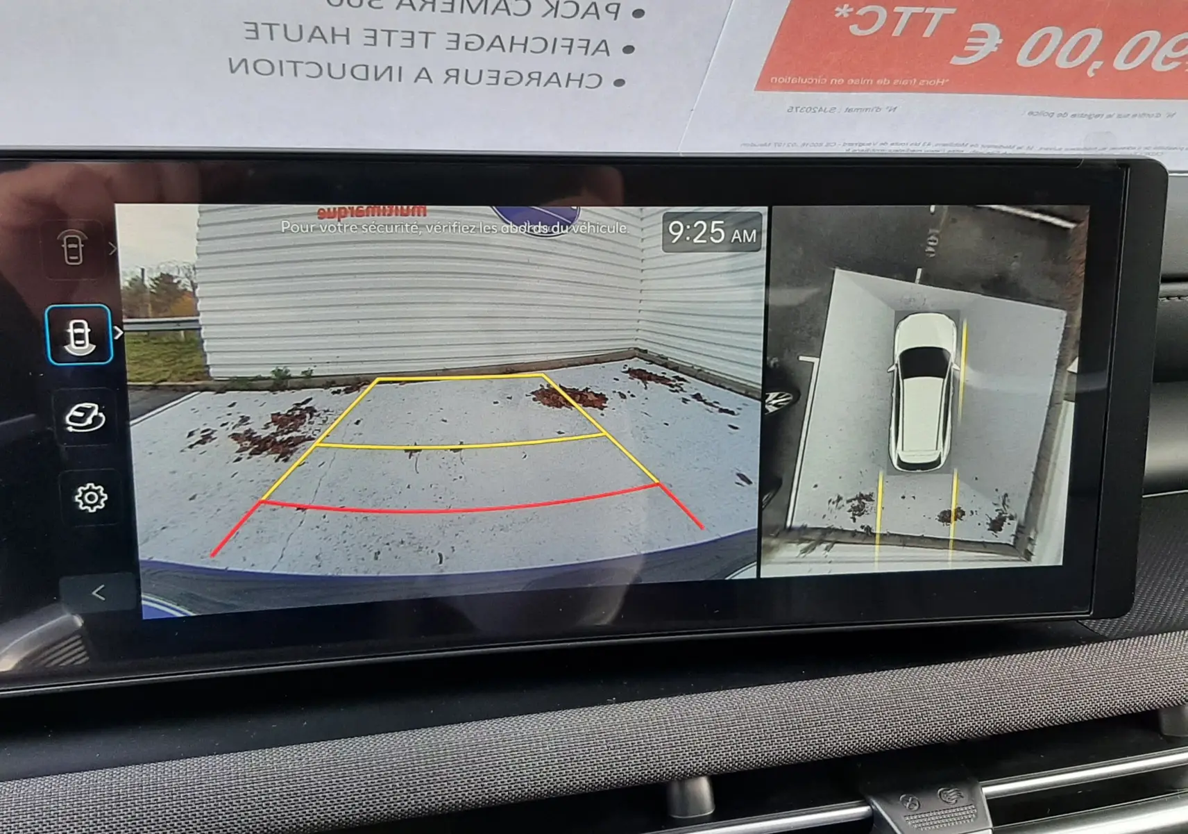 Affichage écran intérieur montrant la caméra 360° et l'aide au stationnement du Hyundai Tucson gris Ecotronic 2025.