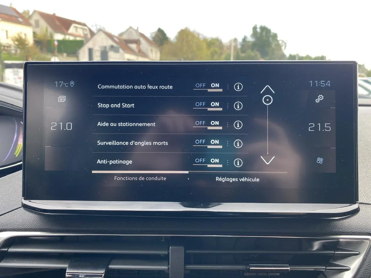 Écran tactile central du Peugeot 3008 gris foncé 2023 affichant les réglages des aides à la conduite.