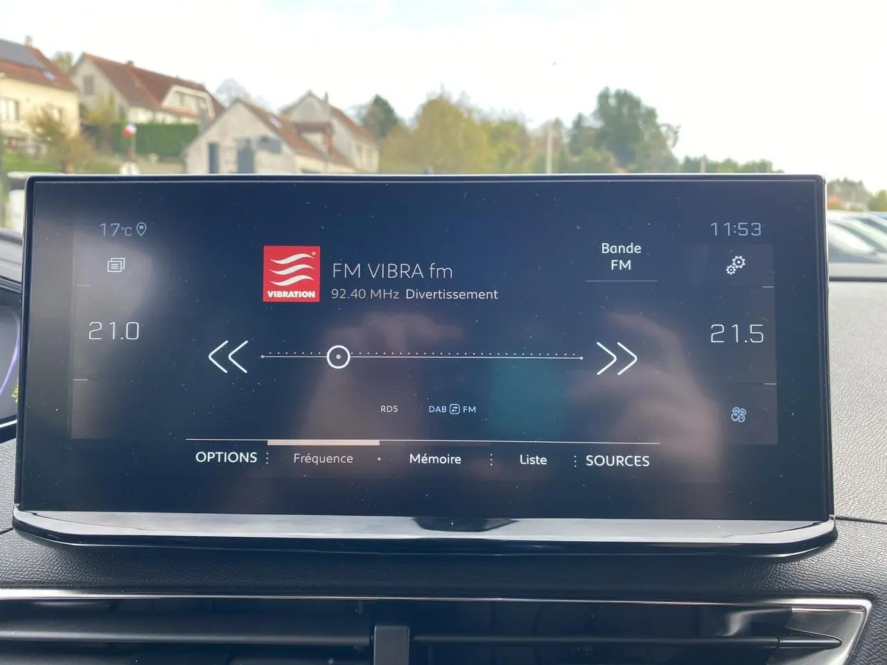 Écran tactile central du Peugeot 3008 gris foncé affichant la radio FM VIBRA fm à 92,40 MHz en extérieur lumineux.