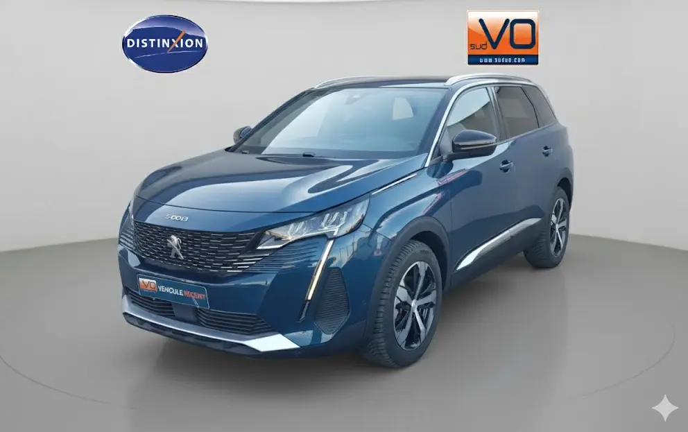 Peugeot 5008 bleu en 3/4 avant droit, avec jantes alliage 18 pouces et barres de toit visibles.