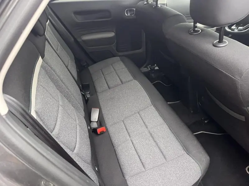 Vue intérieure des sièges arrière gris Mica Grey de la Citroën C4 Cactus 2020, avec banquette 1/3-2/3 et ceintures visibles.