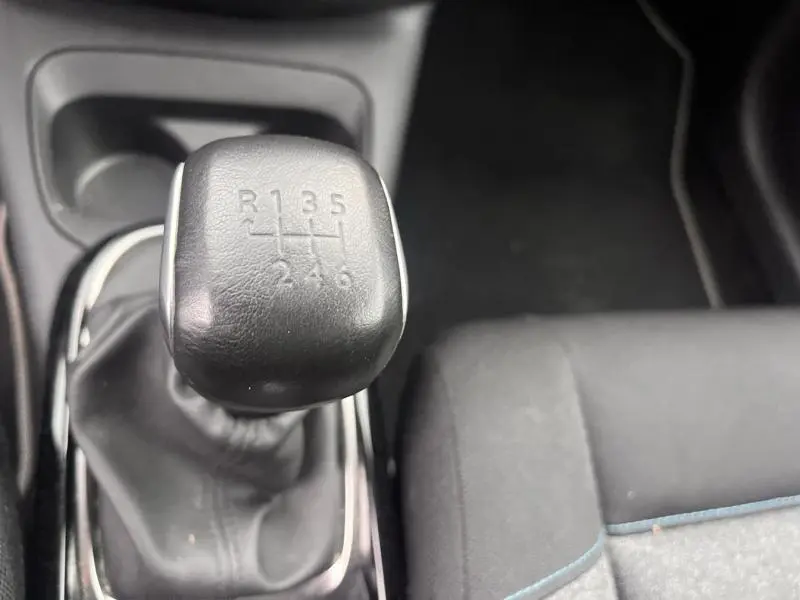 Gros plan sur le levier de vitesses manuel noir du Citroën C4 Cactus 2020, intérieur tissu gris avec surpiqûres bleues.