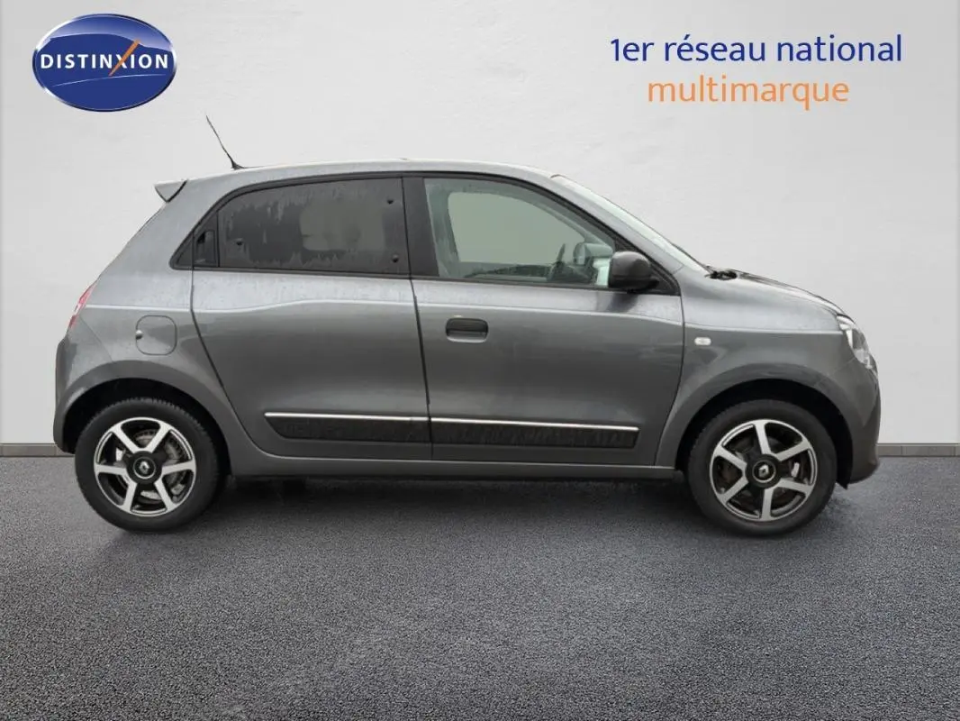 Profil côté gauche d'une Renault Twingo III gris foncé avec jantes alliage 15 pouces et vitres surteintées.